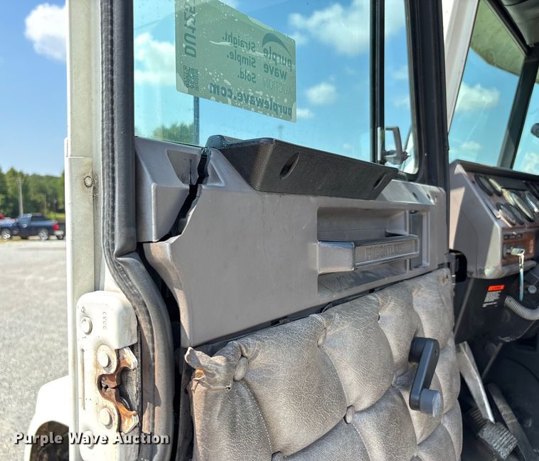 image for item DU1257 2006 Freightliner Classic  semi truck