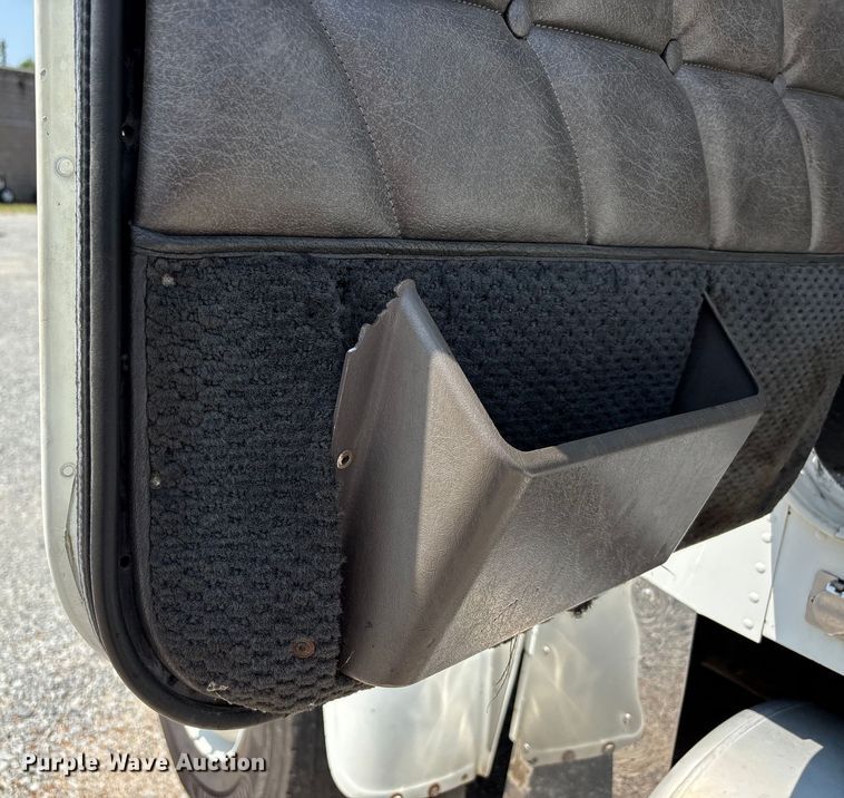 image for item DU1257 2006 Freightliner Classic  semi truck