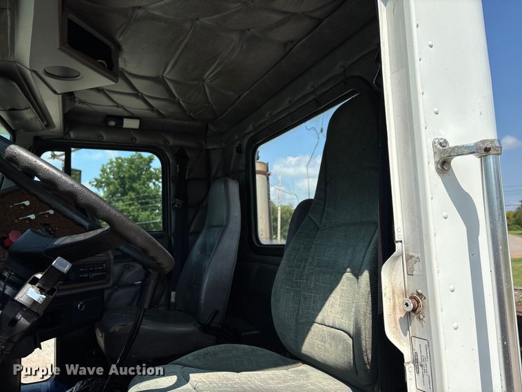 image for item DU1257 2006 Freightliner Classic  semi truck