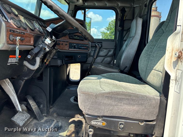 image for item DU1257 2006 Freightliner Classic  semi truck