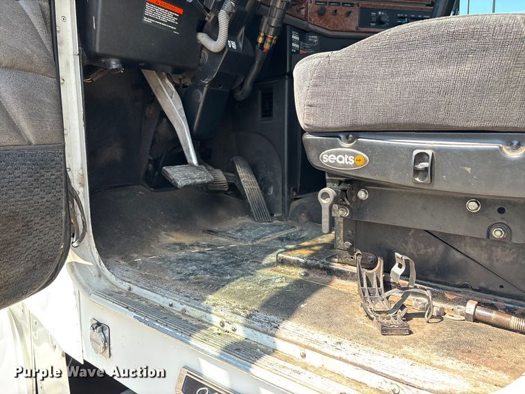 image for item DU1257 2006 Freightliner Classic  semi truck