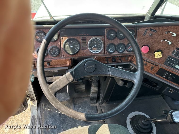 image for item DU1257 2006 Freightliner Classic  semi truck