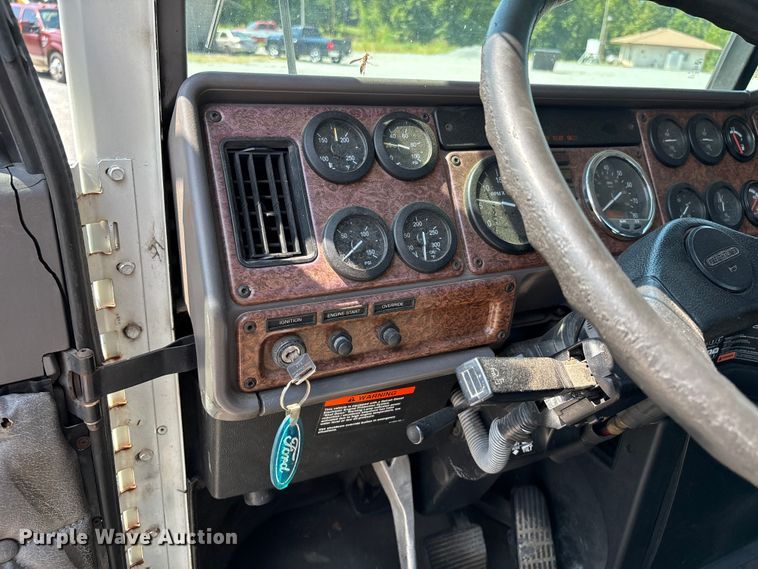 image for item DU1257 2006 Freightliner Classic  semi truck