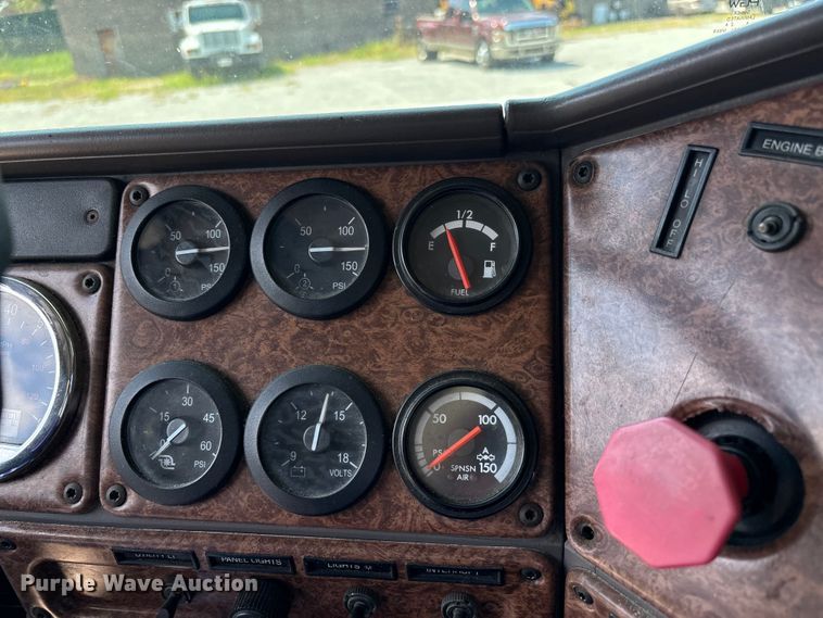 image for item DU1257 2006 Freightliner Classic  semi truck