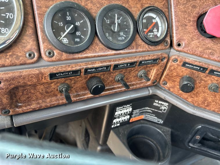 image for item DU1257 2006 Freightliner Classic  semi truck