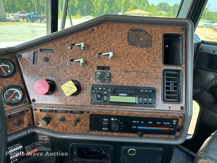 image for item DU1257 2006 Freightliner Classic  semi truck