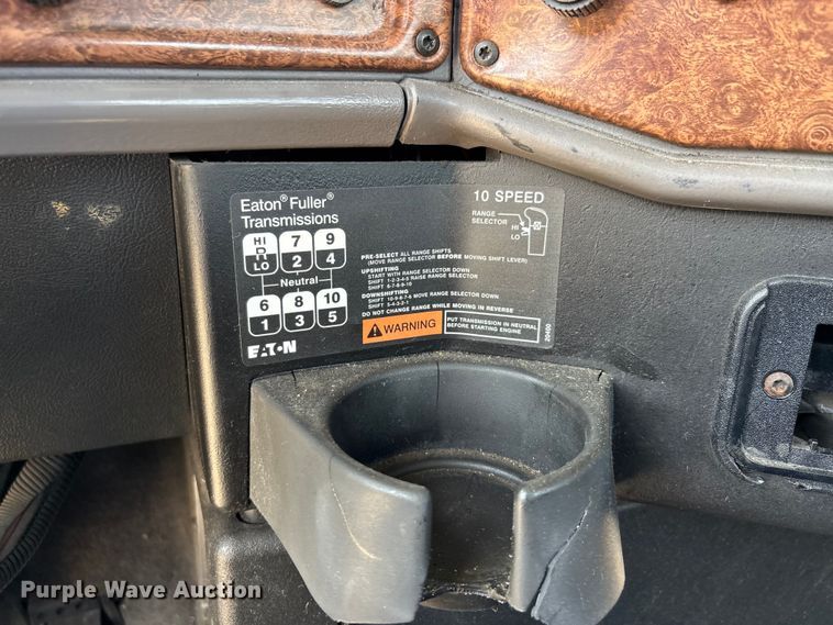 image for item DU1257 2006 Freightliner Classic  semi truck