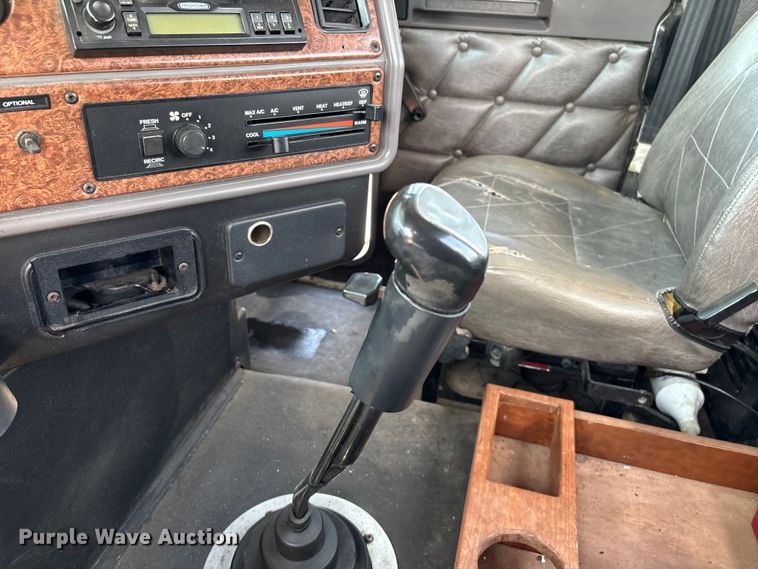 image for item DU1257 2006 Freightliner Classic  semi truck