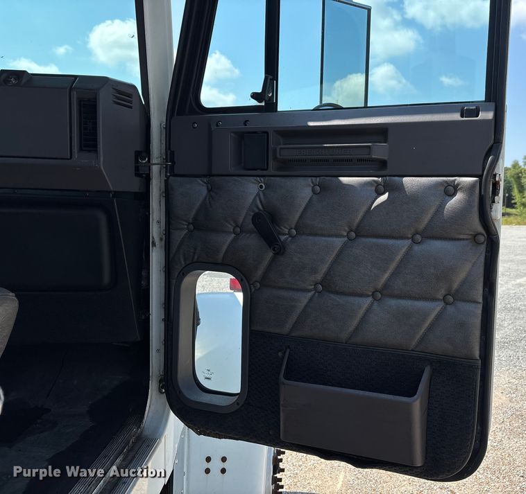 image for item DU1257 2006 Freightliner Classic  semi truck