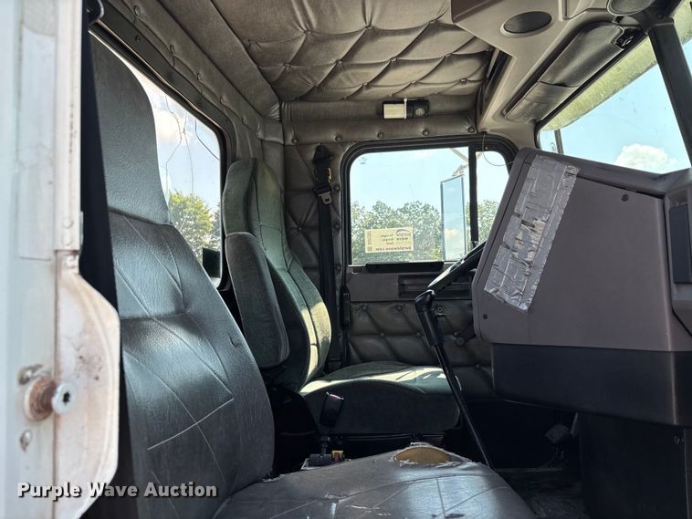 image for item DU1257 2006 Freightliner Classic  semi truck