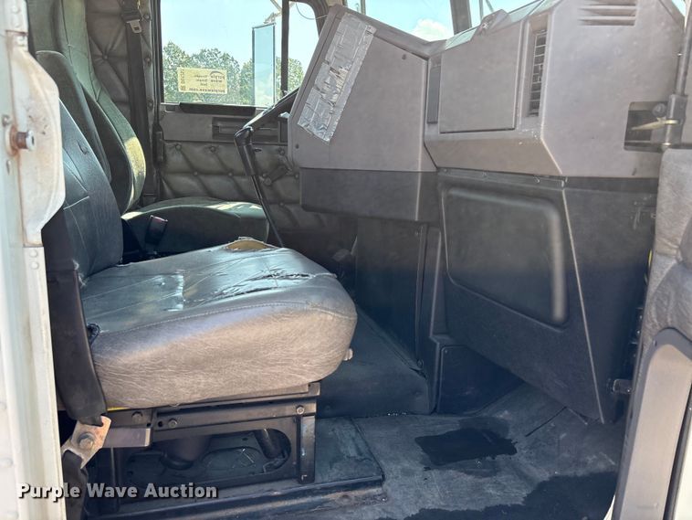 image for item DU1257 2006 Freightliner Classic  semi truck