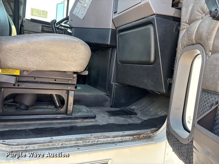 image for item DU1257 2006 Freightliner Classic  semi truck