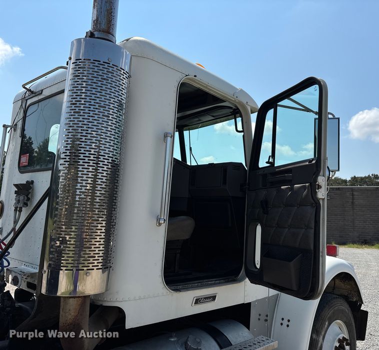 image for item DU1257 2006 Freightliner Classic  semi truck