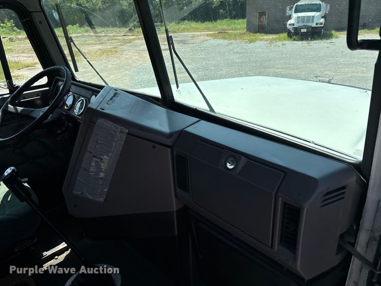 image for item DU1257 2006 Freightliner Classic  semi truck