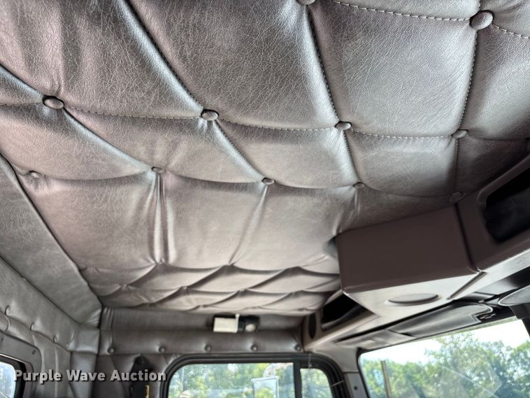 image for item DU1257 2006 Freightliner Classic  semi truck