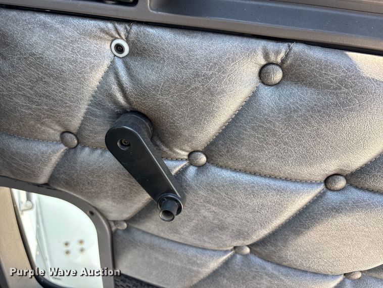 image for item DU1257 2006 Freightliner Classic  semi truck