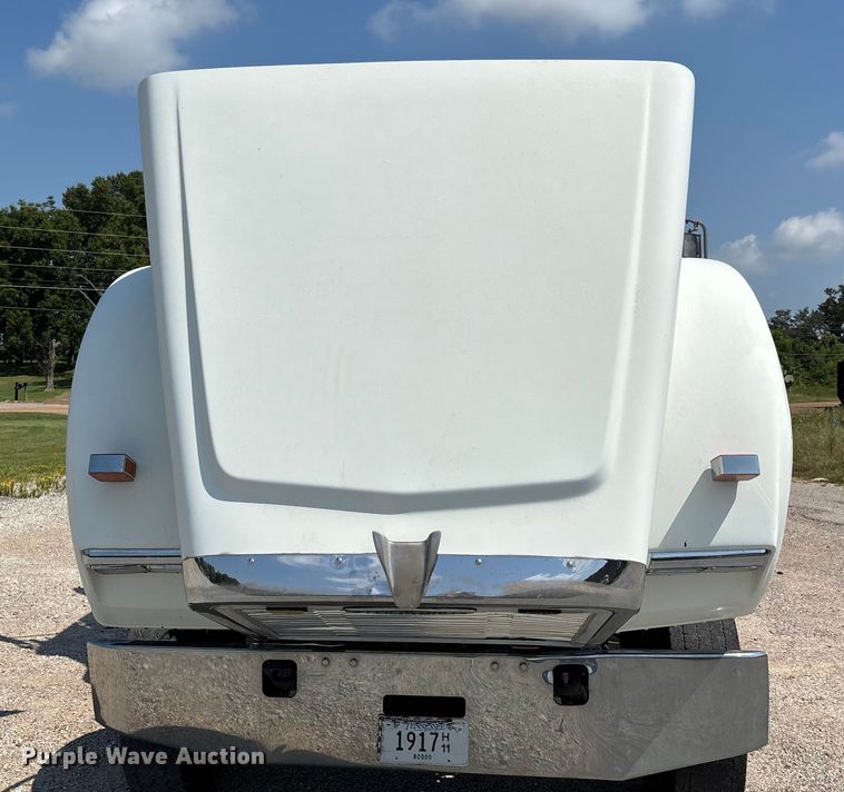 image for item DU1257 2006 Freightliner Classic  semi truck