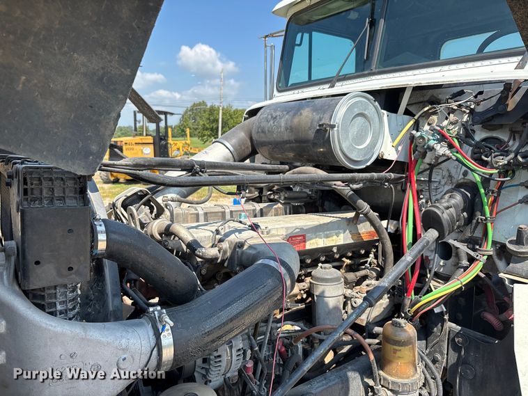 image for item DU1257 2006 Freightliner Classic  semi truck