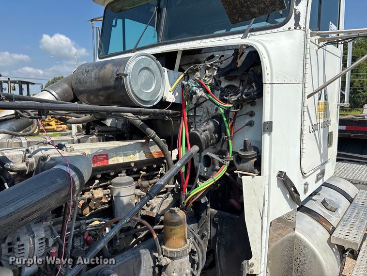 image for item DU1257 2006 Freightliner Classic  semi truck