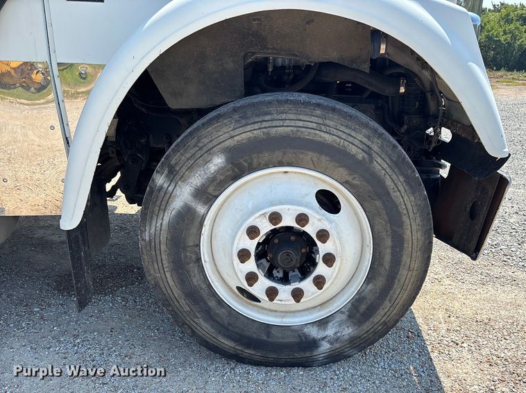 image for item DU1257 2006 Freightliner Classic  semi truck