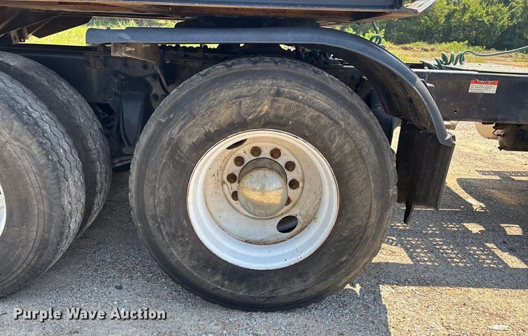 image for item DU1257 2006 Freightliner Classic  semi truck