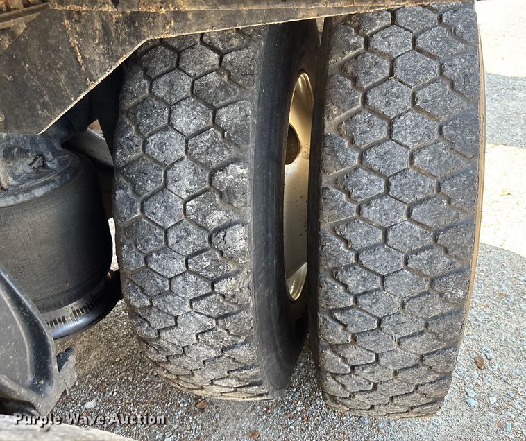 image for item DU1257 2006 Freightliner Classic  semi truck