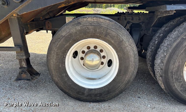 image for item DU1257 2006 Freightliner Classic  semi truck