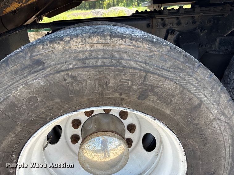 image for item DU1257 2006 Freightliner Classic  semi truck