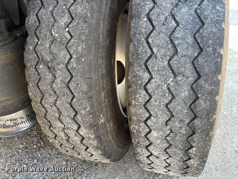 image for item DU1257 2006 Freightliner Classic  semi truck