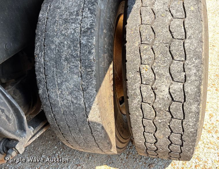 image for item DU1257 2006 Freightliner Classic  semi truck