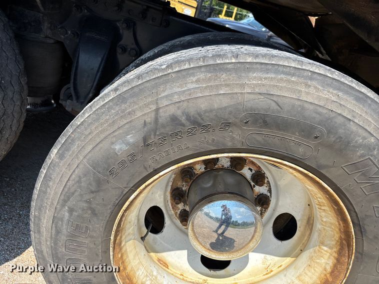 image for item DU1257 2006 Freightliner Classic  semi truck