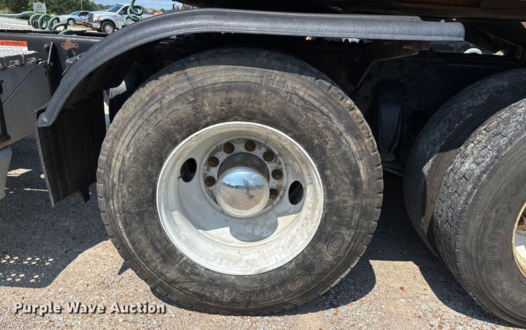 image for item DU1257 2006 Freightliner Classic  semi truck