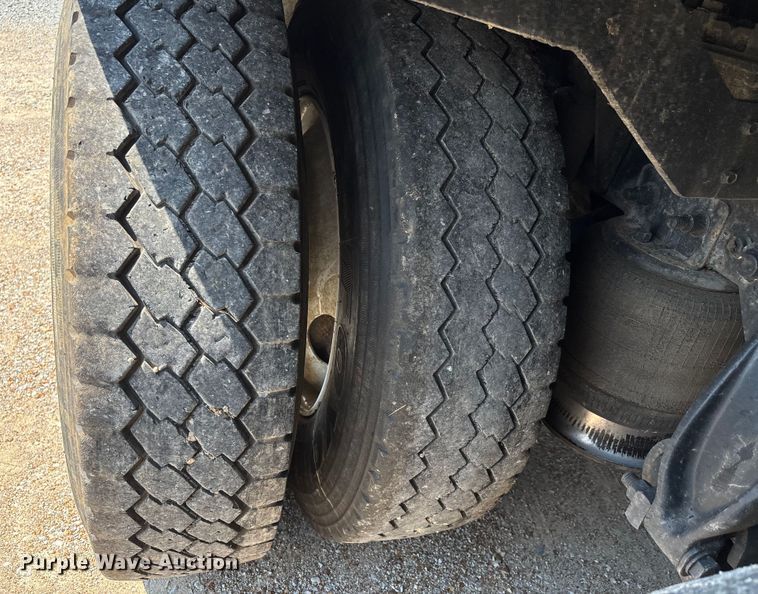 image for item DU1257 2006 Freightliner Classic  semi truck