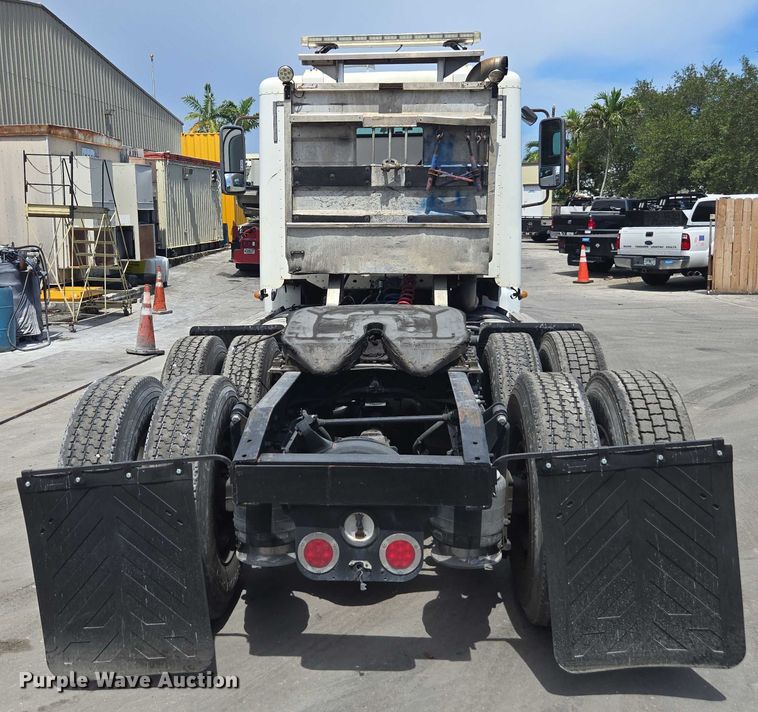 image for item DU7949 2007 Freightliner Columbia semi truck