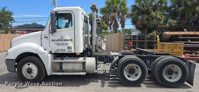 image for item DU7949 2007 Freightliner Columbia semi truck