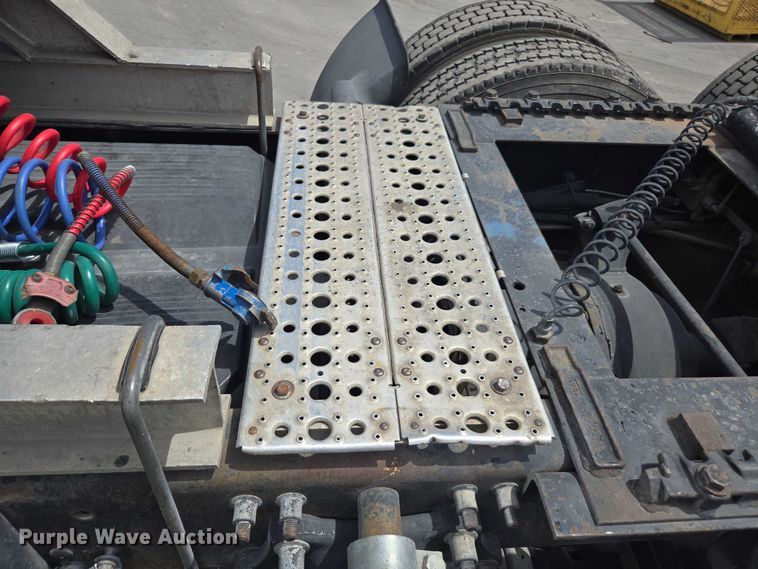 image for item DU7949 2007 Freightliner Columbia semi truck