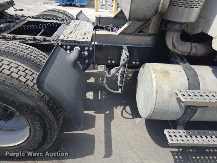 image for item DU7949 2007 Freightliner Columbia semi truck