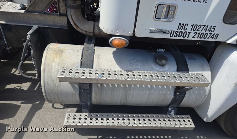 image for item DU7949 2007 Freightliner Columbia semi truck