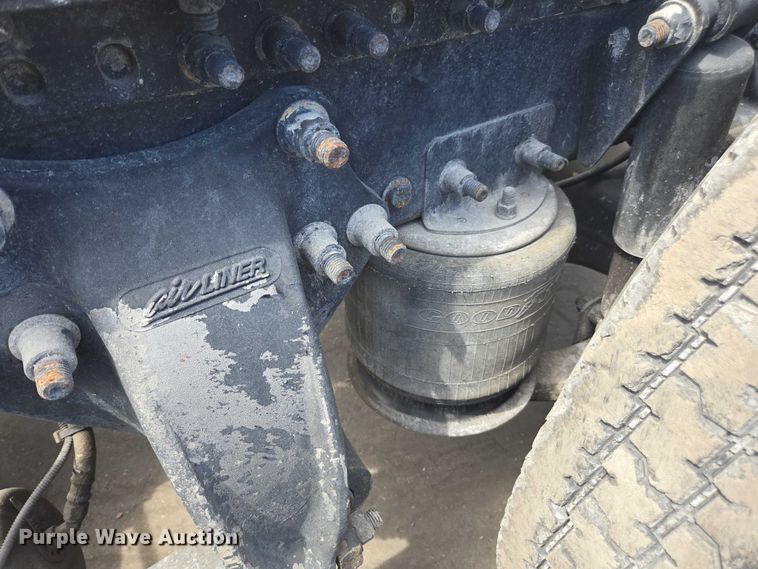 image for item DU7949 2007 Freightliner Columbia semi truck