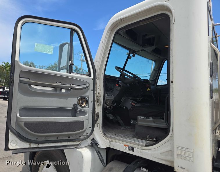 image for item DU7949 2007 Freightliner Columbia semi truck