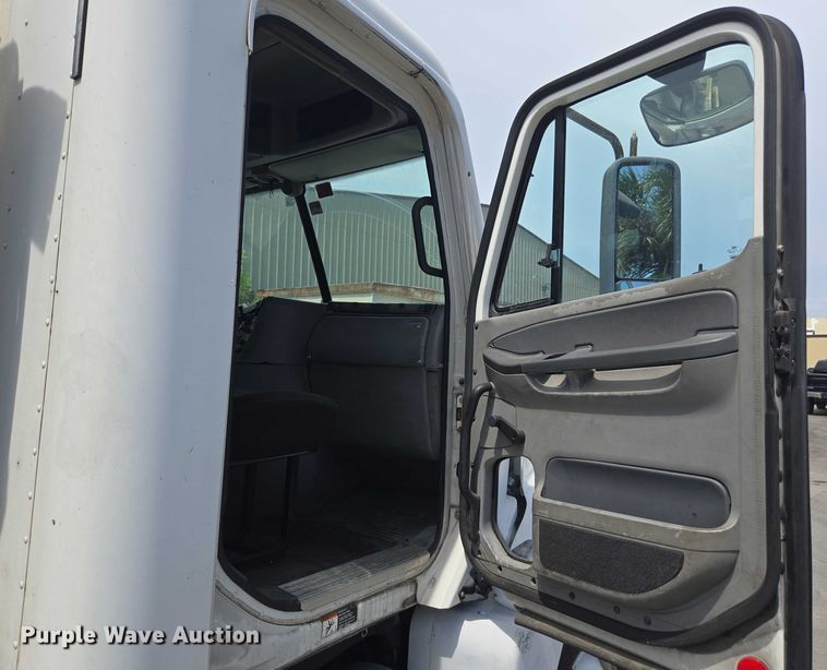 image for item DU7949 2007 Freightliner Columbia semi truck