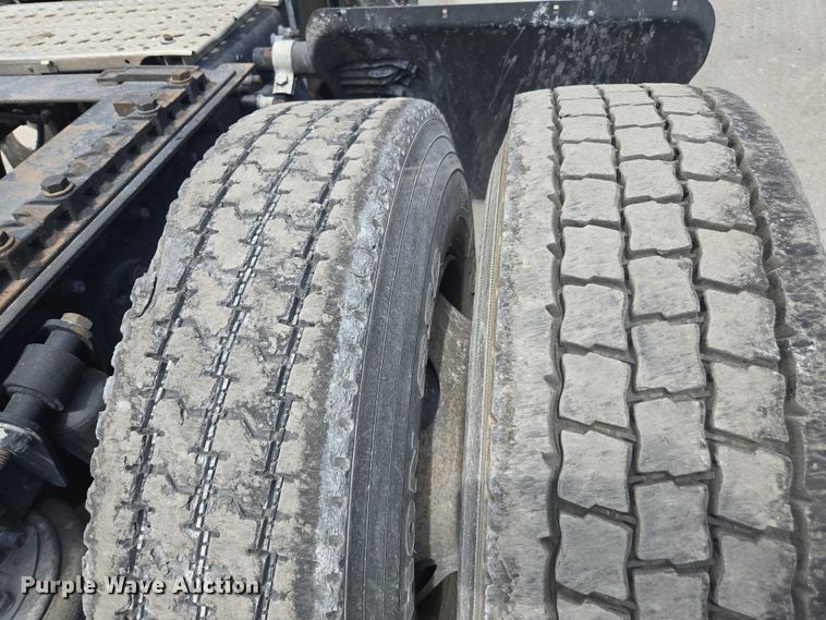 image for item DU7949 2007 Freightliner Columbia semi truck