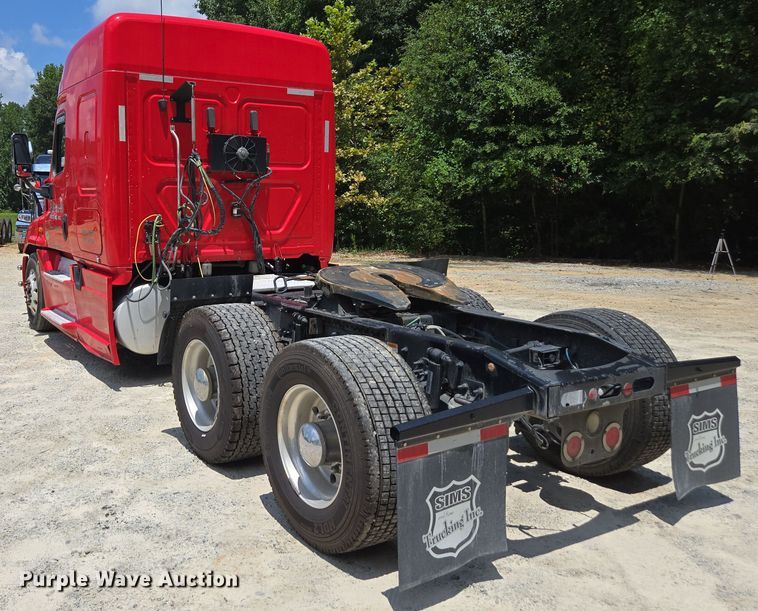 image for item DU7955 2018 Freightliner Cascadia semi truck