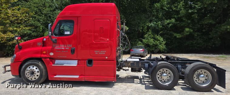 image for item DU7955 2018 Freightliner Cascadia semi truck