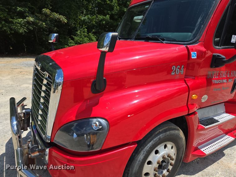 image for item DU7955 2018 Freightliner Cascadia semi truck