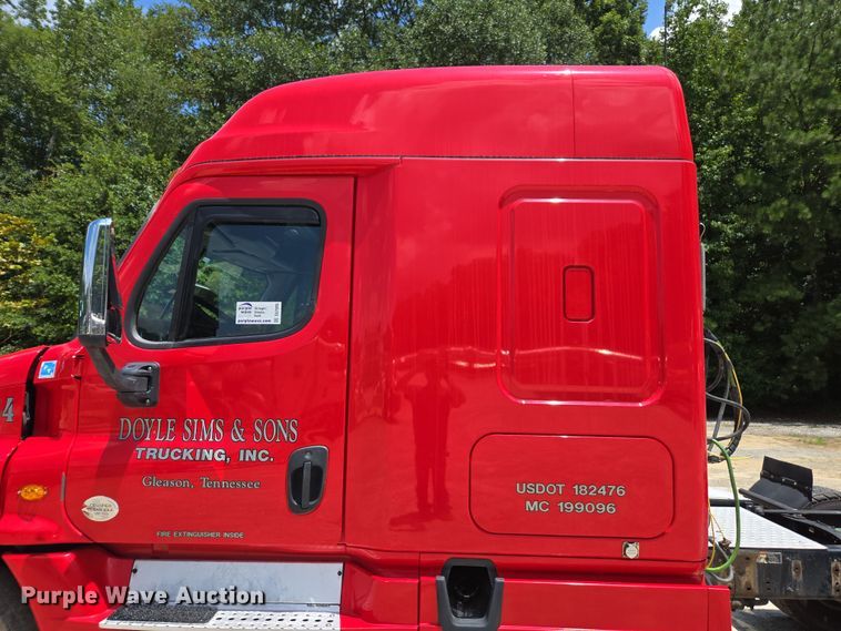 image for item DU7955 2018 Freightliner Cascadia semi truck