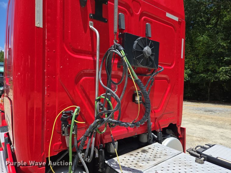 image for item DU7955 2018 Freightliner Cascadia semi truck