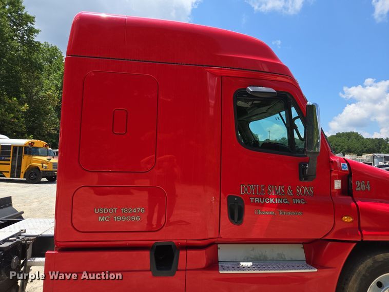 image for item DU7955 2018 Freightliner Cascadia semi truck