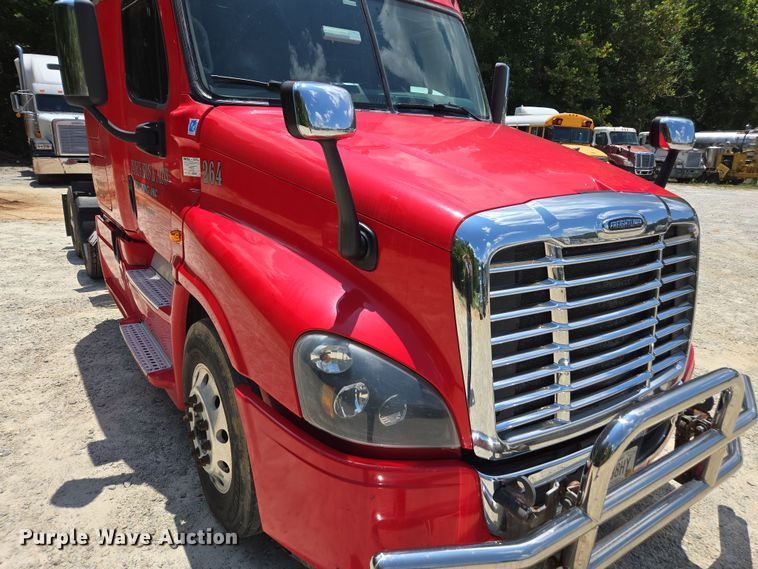 image for item DU7955 2018 Freightliner Cascadia semi truck