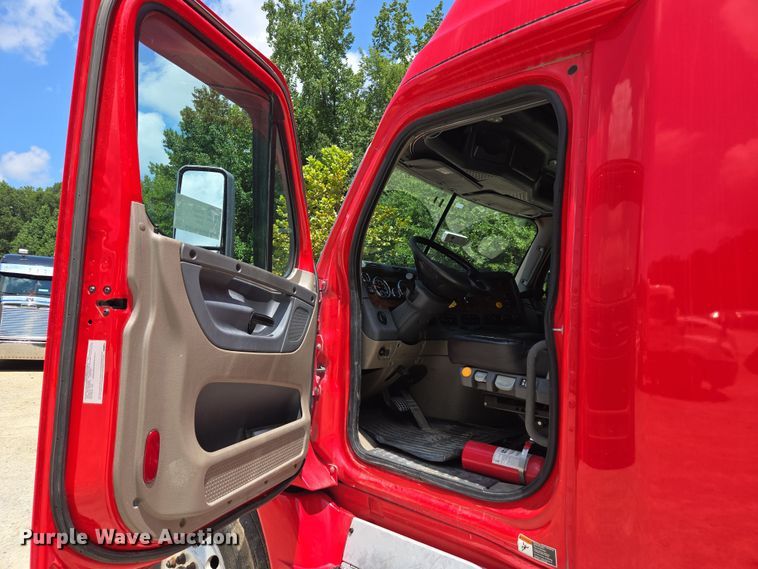 image for item DU7955 2018 Freightliner Cascadia semi truck